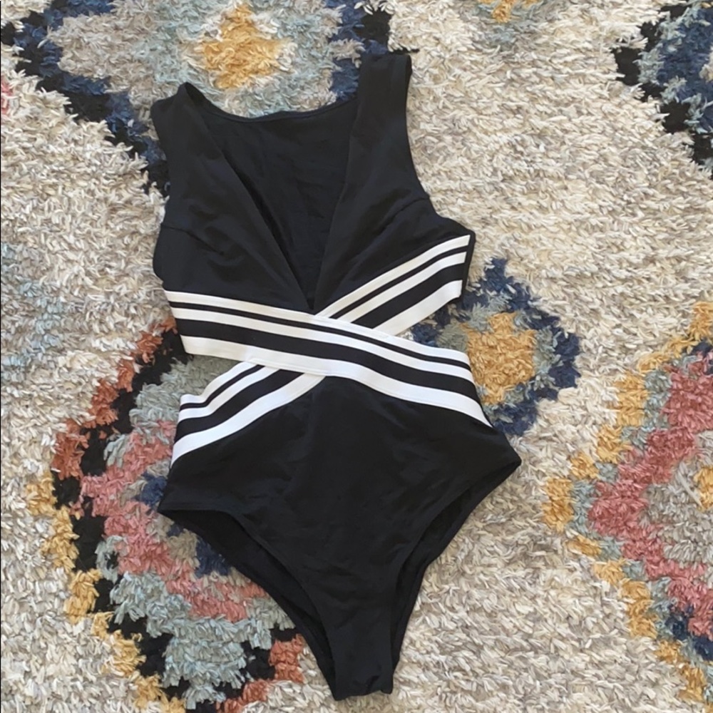 H&M one picked swimsuit